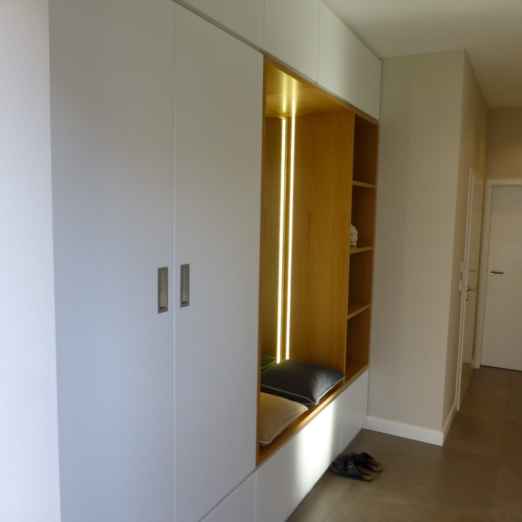 garderobe-mit-led